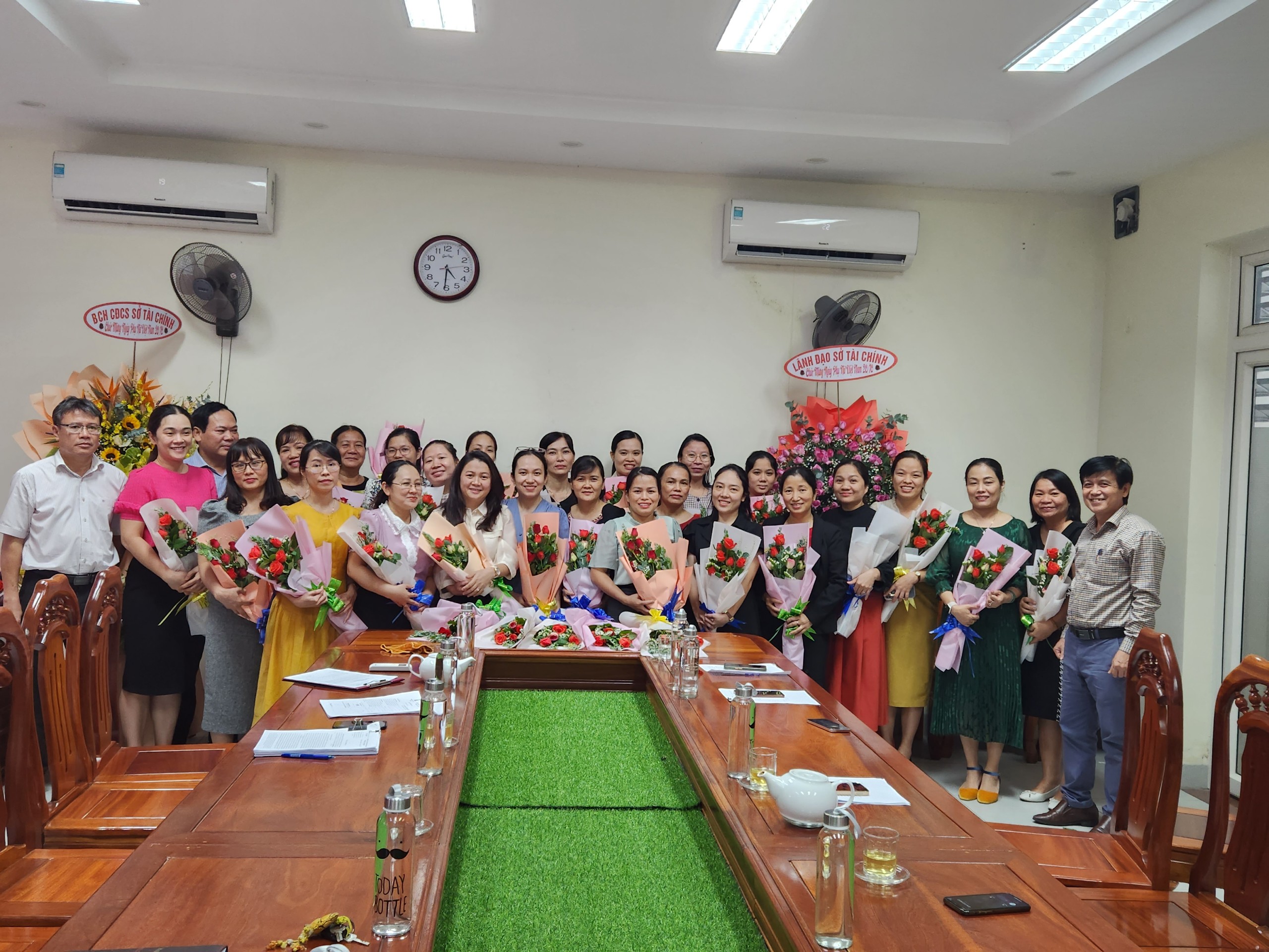 Đồng chí Nguyễn Văn Luyện, Tỉnh ủy viên, Giám đốc Sở tặng hoa cho công chức và người lao động nữ của Sở