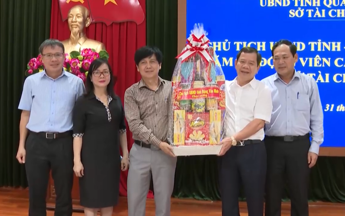 Chủ tịch UBND tỉnh Đặng Văn Minh thăm và động viên công chức Sở Tài chính dịp cuối năm 2021