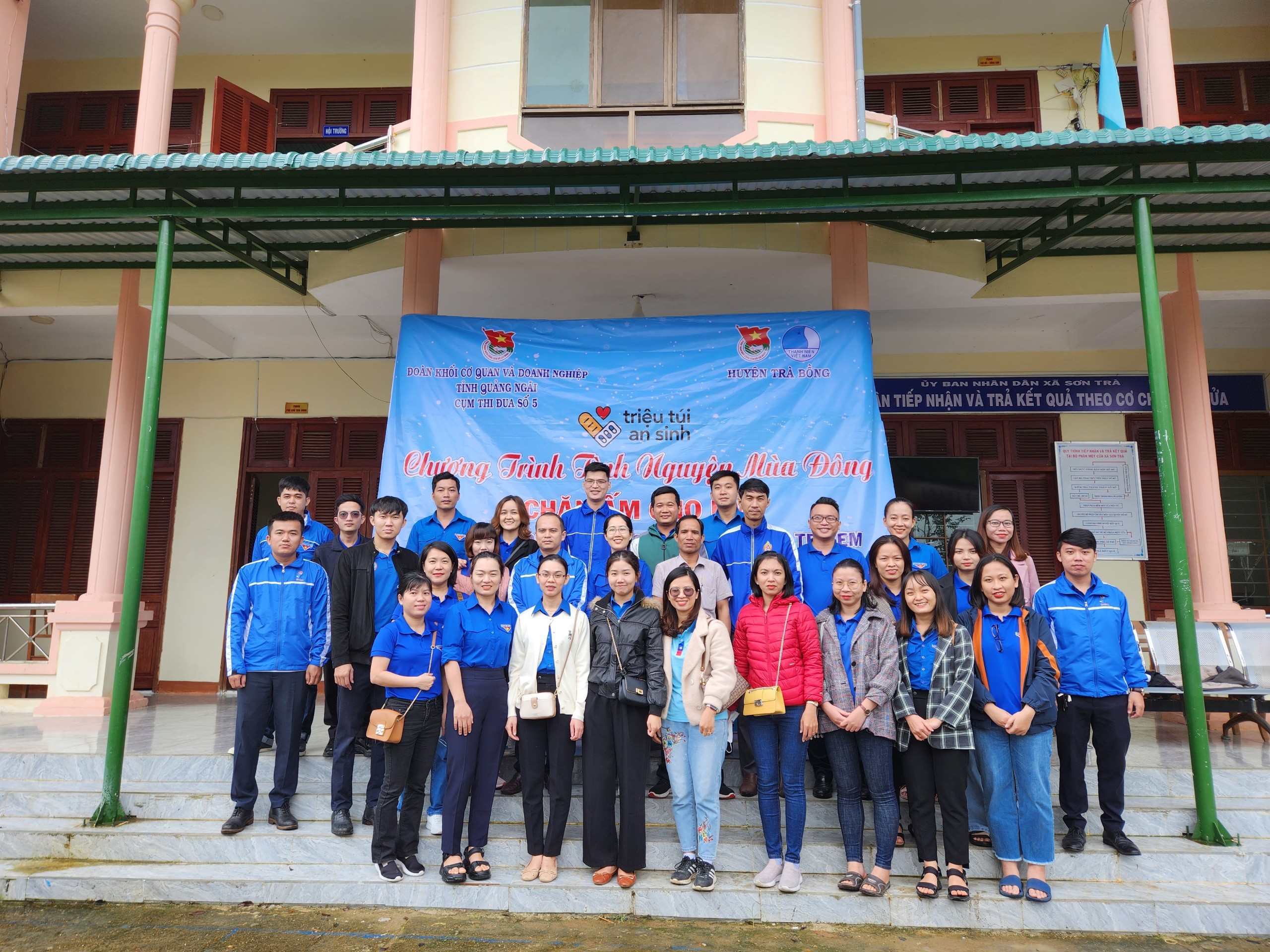 Chi đoàn thanh niên Sở Tài chính đã tham gia chương trình Thiện Nguyện “Chăn ấm cho Em” tại Thôn Đông, Xã Sơn Trà, Huyện Trà Bồng