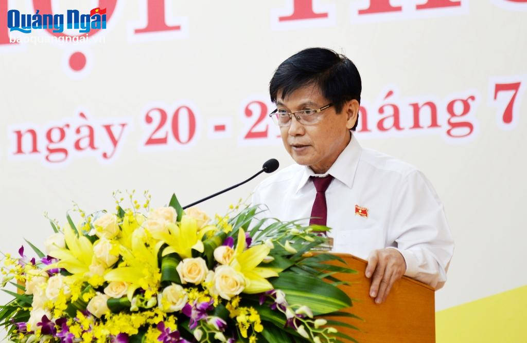 Giám đốc Sở Tài chính Nguyễn Văn Luyện trình bày báo cáo tình hình thực hiện dự toán thu, chi ngân sách địa phương 6 tháng đầu năm và nhiệm vụ 6 tháng cuối năm 2023